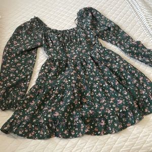 Traje corto color verde oscuro con flores blancas y rosadas